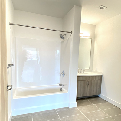 U-Shape - Bathroom with Shower & Tub
